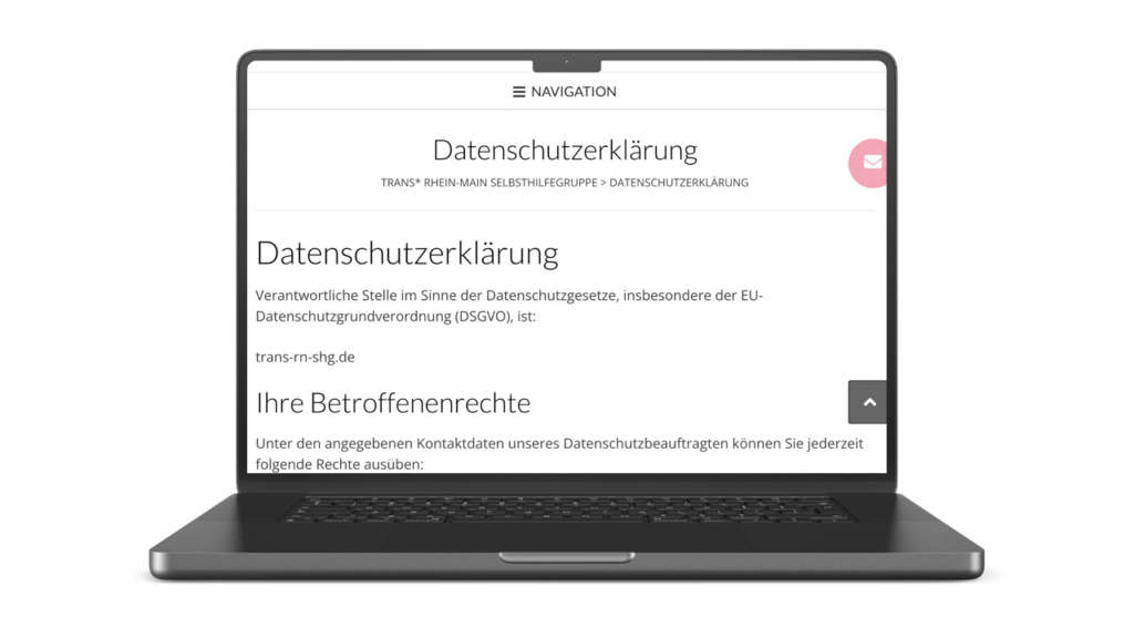 Ein MacBook Pro zeigt auf seinem Bildschirm die Datenschutzerklärung der TRANS* RHEIN-MAIN SELBSTHILFEGRUPPE. Die Seite listet die verantwortliche Stelle (trans-rn-shg.de) und den Abschnitt über die Betroffenenrechte gemäß DSGVO.
